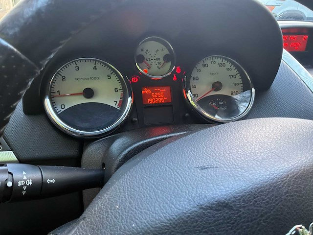 Peugeot - 207 sw - 2007 - voiture - afbeelding 15 van  19