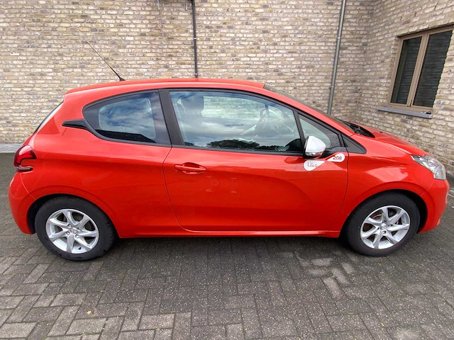 Peugeot - 208 - c - car - 2018 - afbeelding 18 van  26