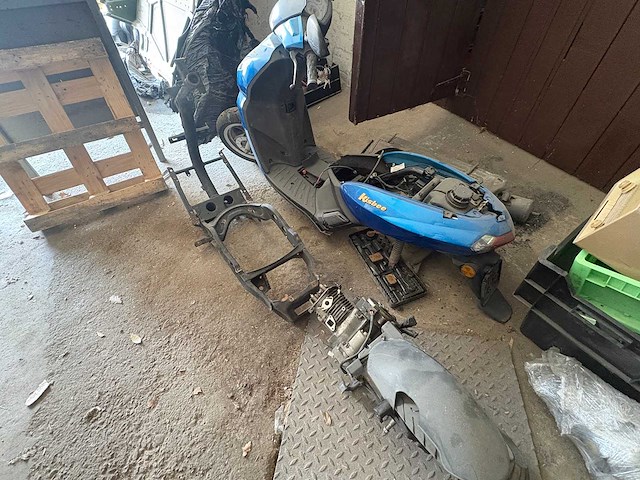 Peugeot - kisbee - motorised scooter - afbeelding 2 van  6