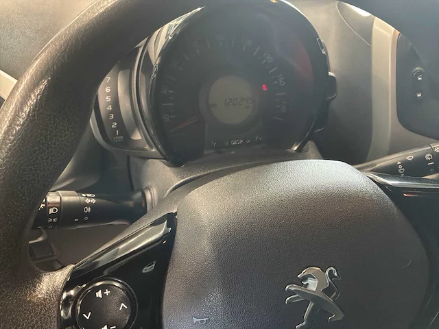 Peugeot 108 auto - 1,0 vti 69 pk – benzine – 2015 – 120,245 dkm - afbeelding 9 van  36