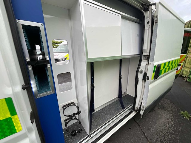Peugeot boxer ambulance - afbeelding 9 van  23