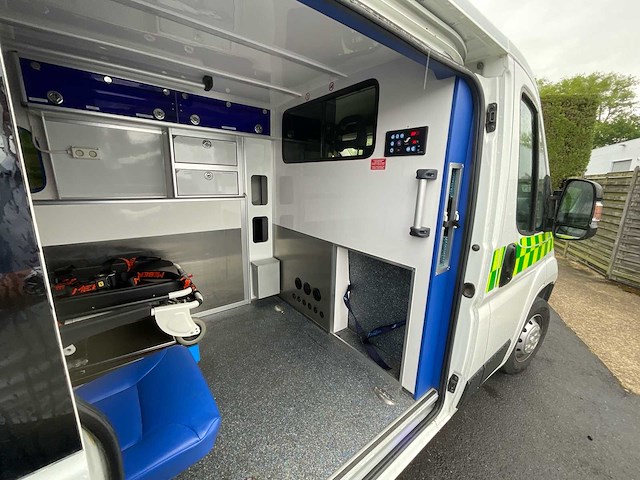 Peugeot boxer ambulance - afbeelding 13 van  23