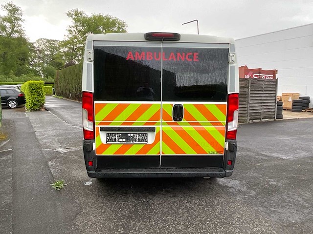 Peugeot boxer ambulance - afbeelding 18 van  23