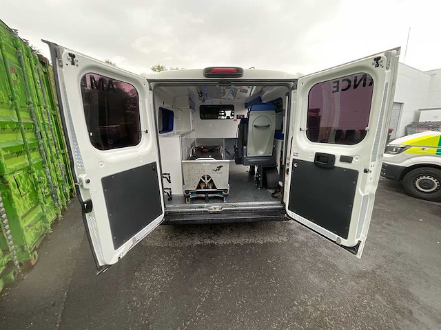 Peugeot boxer ambulance - afbeelding 9 van  15