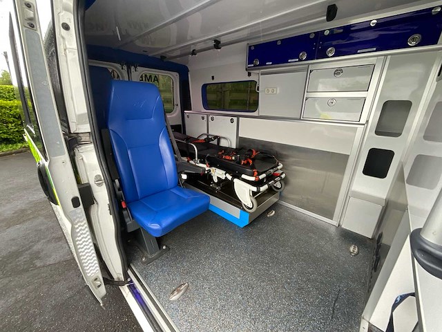 Peugeot boxer ambulance - afbeelding 12 van  15