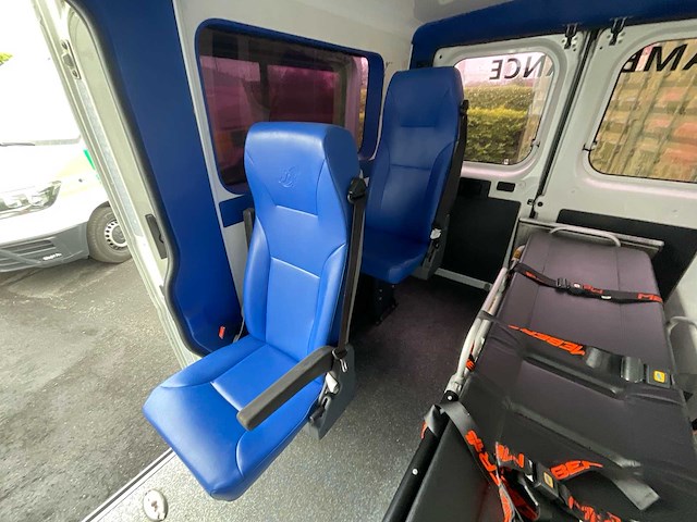 Peugeot boxer ambulance - afbeelding 13 van  15