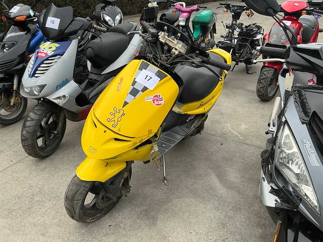 Peugeot scooter dienend voor wisselstukken - afbeelding 1 van  7