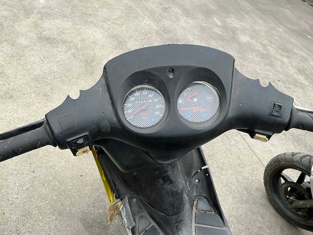 Peugeot scooter dienend voor wisselstukken - afbeelding 7 van  7
