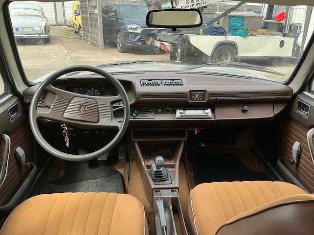 Peugeot sedan 504 oldtimer - afbeelding 8 van  23