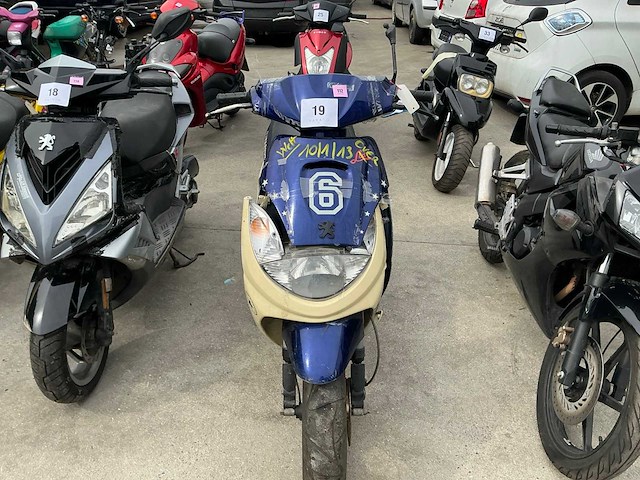 Peugeot vivacity scooter dienend voor wisselstukken - afbeelding 2 van  5