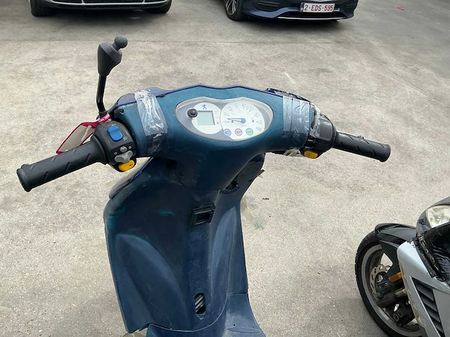 Peugeot vivacity scooter dienend voor wisselstukken - afbeelding 6 van  6