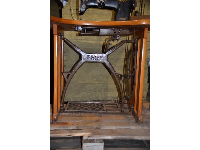 Pfaff naaimachine met voetbediening - afbeelding 4 van  7