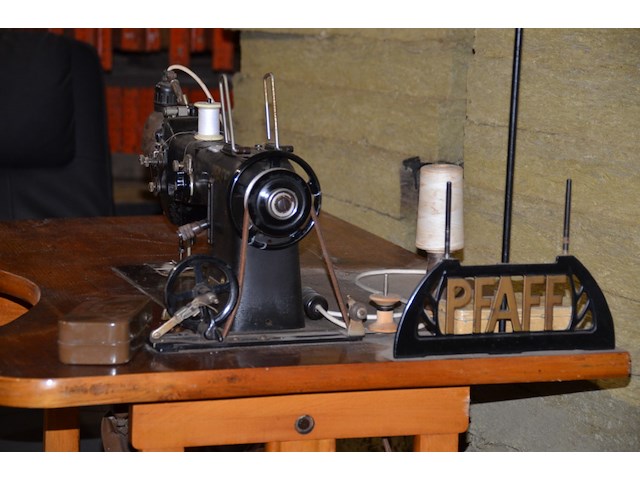 Pfaff naaimachine met voetbediening - afbeelding 7 van  7