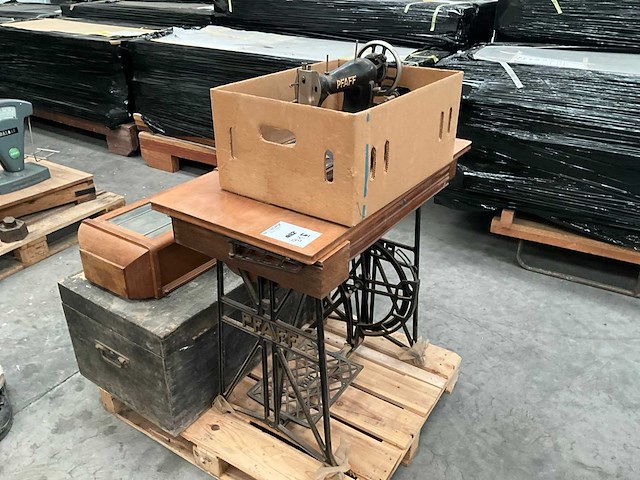 Pfaff pedaalmodel antieke naaimachine - afbeelding 1 van  5