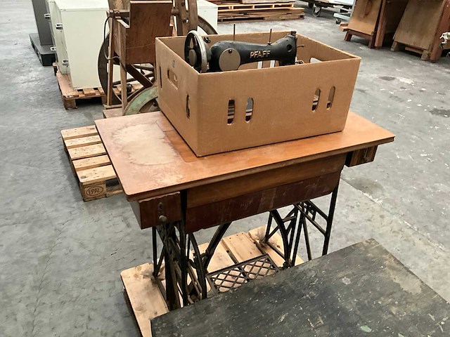 Pfaff pedaalmodel antieke naaimachine - afbeelding 4 van  5