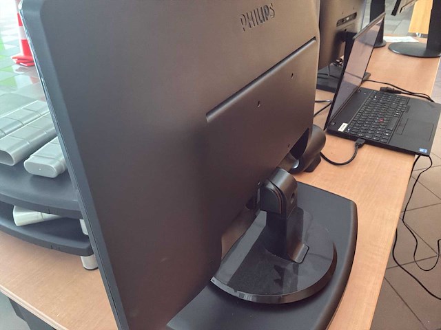 Philips en iiyama - set 5 van 7 monitoren + 5 standaards - afbeelding 6 van  16