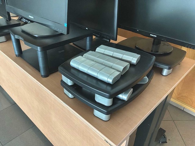 Philips en iiyama - set 5 van 7 monitoren + 5 standaards - afbeelding 8 van  16