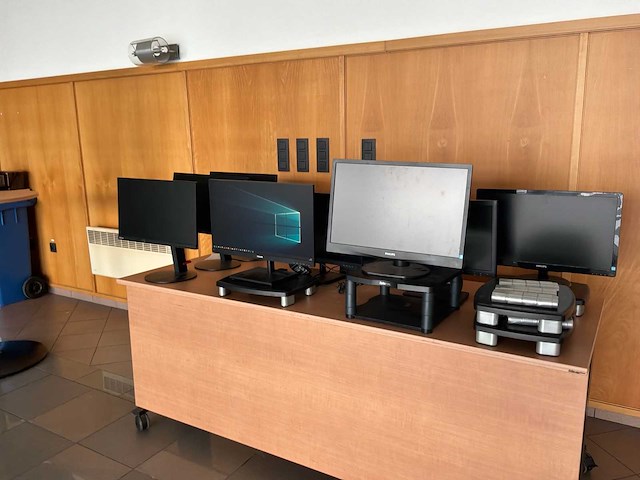 Philips en iiyama - set 5 van 7 monitoren + 5 standaards - afbeelding 1 van  16