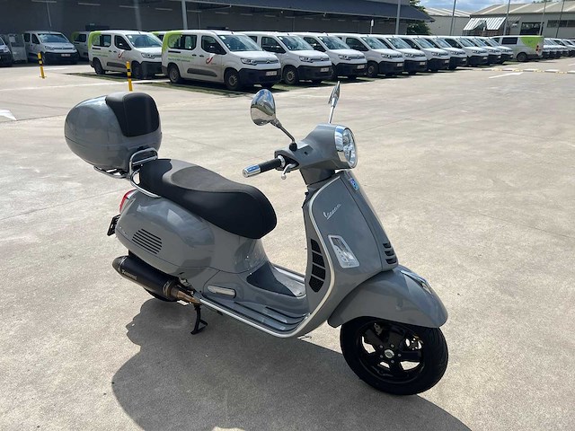 Piaggio - gts 300 - motorfiets - afbeelding 1 van  2