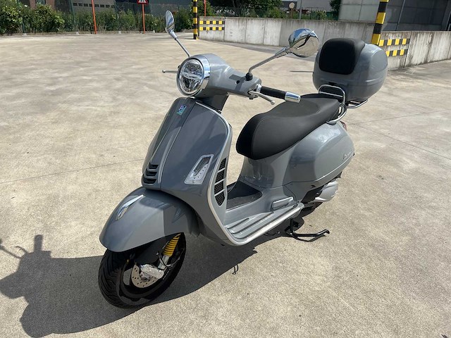 Piaggio - gts 300 - motorfiets - afbeelding 2 van  2