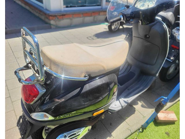 Piaggio - vespa - lx50 4t - gemotoriseerde scooter - afbeelding 4 van  5