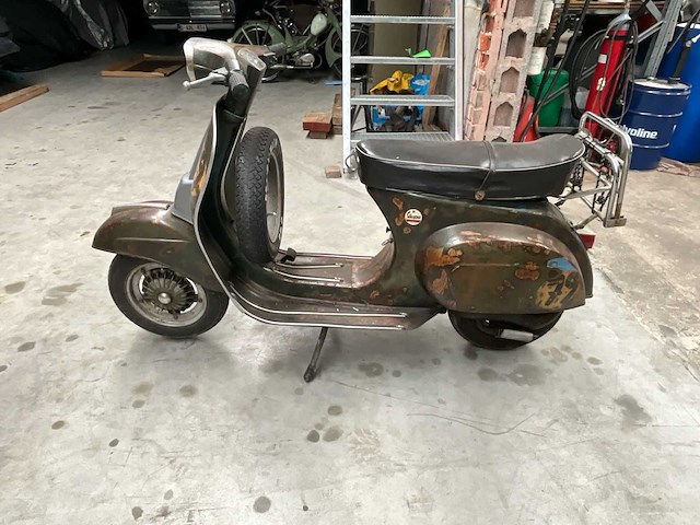 Piaggio vespa 50 oldtimer - afbeelding 12 van  27