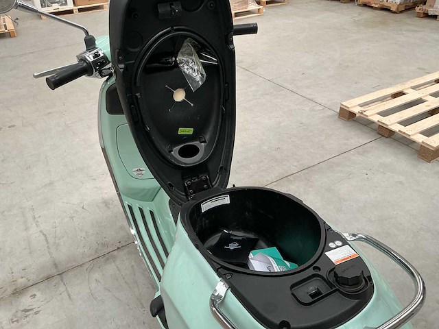 Piaggo vespa primavera brommer - afbeelding 5 van  19
