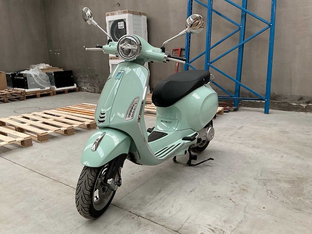 Piaggo vespa primavera brommer - afbeelding 1 van  19