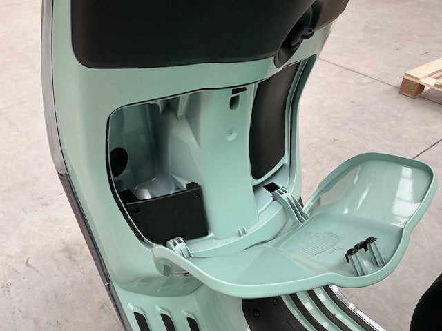 Piaggo vespa primavera brommer - afbeelding 8 van  19