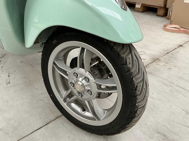 Piaggo vespa primavera brommer - afbeelding 18 van  19