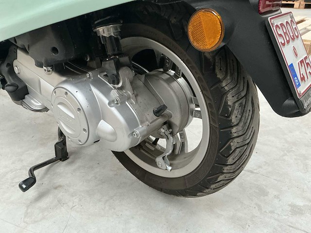 Piaggo vespa primavera brommer - afbeelding 19 van  19