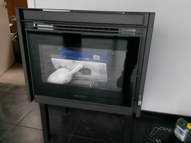 Piazzetta ip 68/49 pelletkachel - ongebruikt demotoestel – incl. draagframe, vulschuif en afstandsbediening - afbeelding 1 van  13