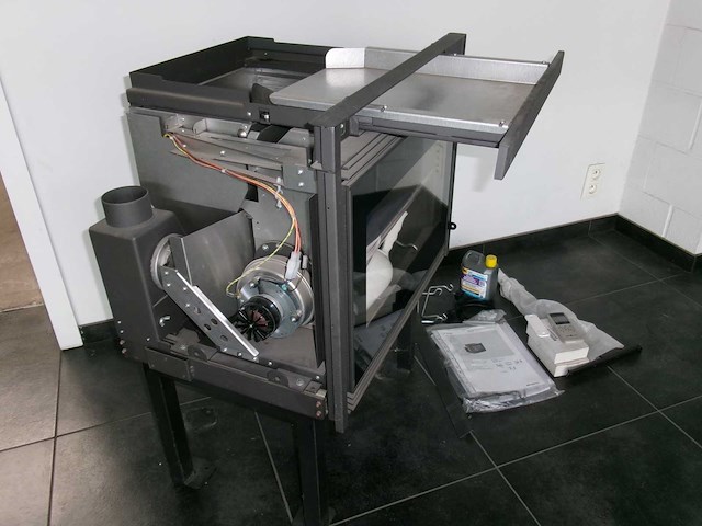 Piazzetta ip 68/49 pelletkachel - ongebruikt demotoestel – incl. draagframe, vulschuif en afstandsbediening - afbeelding 6 van  13
