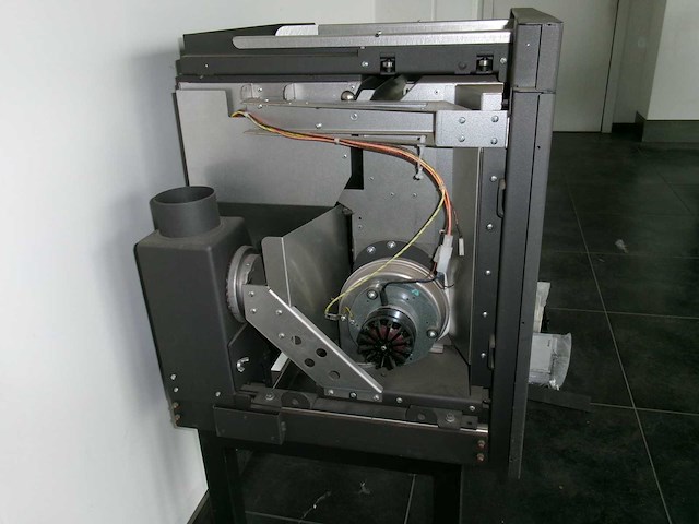 Piazzetta ip 68/49 pelletkachel - ongebruikt demotoestel – incl. draagframe, vulschuif en afstandsbediening - afbeelding 8 van  13