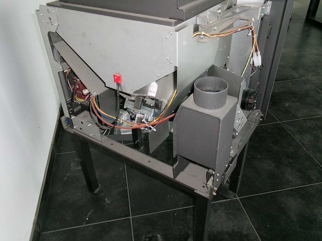 Piazzetta ip 68/49 pelletkachel - ongebruikt demotoestel – incl. draagframe, vulschuif en afstandsbediening - afbeelding 9 van  13