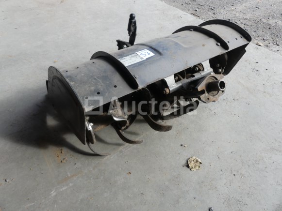 Pick-up trucks, aanhangwagens, houtklijvers, frezen, gereedschap