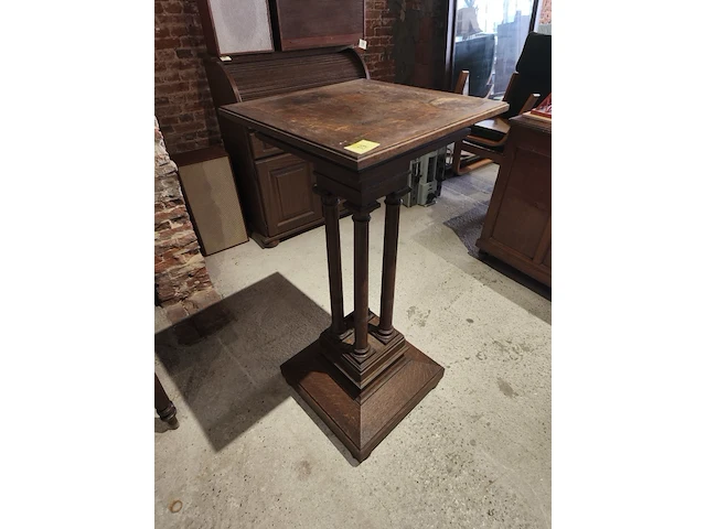 Piedestal uit klooster - afbeelding 1 van  3