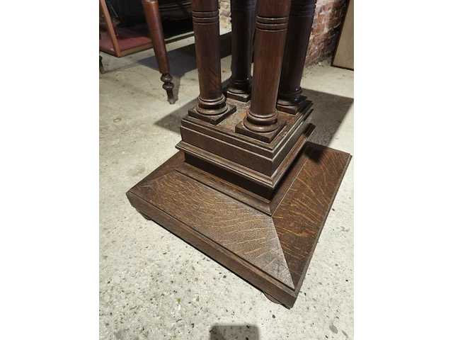 Piedestal uit klooster - afbeelding 2 van  3