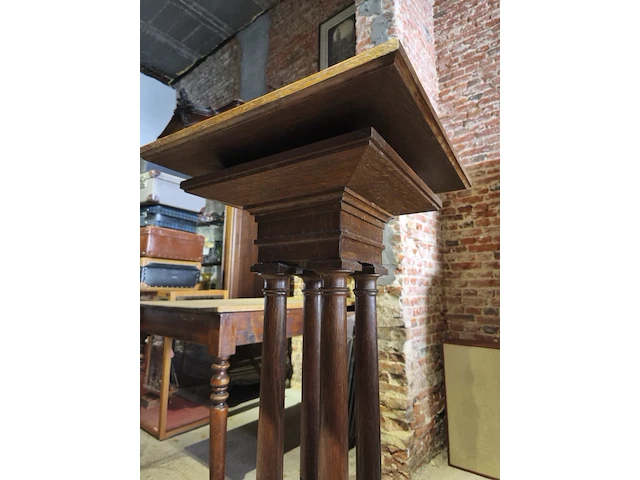 Piedestal uit klooster - afbeelding 3 van  3