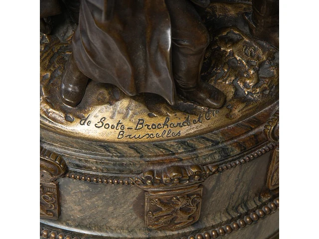 Pierre de soete (1886-1948), "la défense du drapeau", bronze and polychrome bronze on a marble base. height: 58 cm. (22.82 in.), diameter: 31 cm. (12.19 in.) - afbeelding 3 van  19