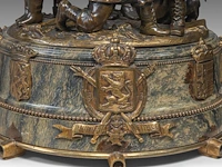 Pierre de soete (1886-1948), "la défense du drapeau", bronze and polychrome bronze on a marble base. height: 58 cm. (22.82 in.), diameter: 31 cm. (12.19 in.) - afbeelding 4 van  19