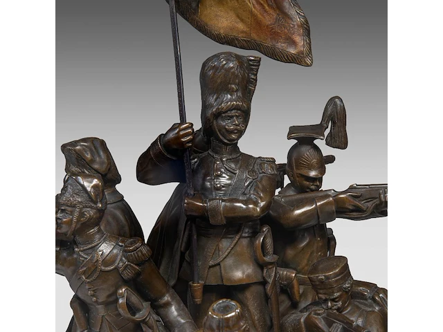 Pierre de soete (1886-1948), "la défense du drapeau", bronze and polychrome bronze on a marble base. height: 58 cm. (22.82 in.), diameter: 31 cm. (12.19 in.) - afbeelding 7 van  19