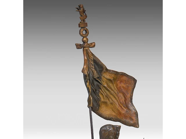Pierre de soete (1886-1948), "la défense du drapeau", bronze and polychrome bronze on a marble base. height: 58 cm. (22.82 in.), diameter: 31 cm. (12.19 in.) - afbeelding 8 van  19