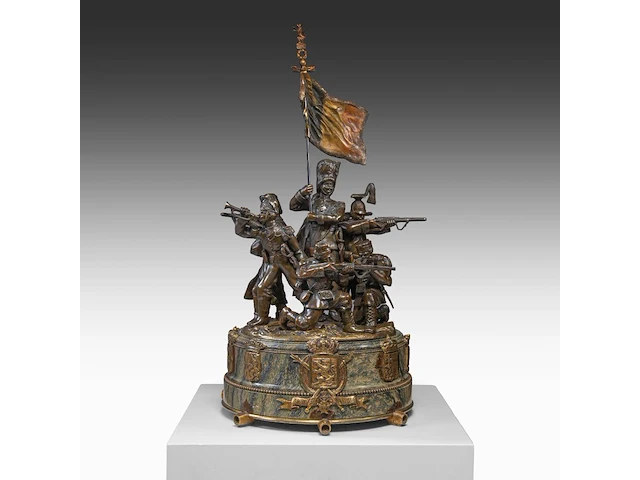 Pierre de soete (1886-1948), "la défense du drapeau", bronze and polychrome bronze on a marble base. height: 58 cm. (22.82 in.), diameter: 31 cm. (12.19 in.) - afbeelding 1 van  19