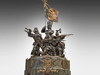 Pierre de soete (1886-1948), "la défense du drapeau", bronze and polychrome bronze on a marble base. height: 58 cm. (22.82 in.), diameter: 31 cm. (12.19 in.) - afbeelding 12 van  19