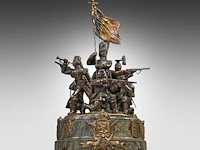 Pierre de soete (1886-1948), "la défense du drapeau", bronze and polychrome bronze on a marble base. height: 58 cm. (22.82 in.), diameter: 31 cm. (12.19 in.) - afbeelding 13 van  19