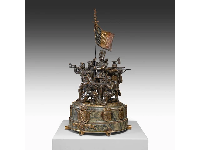 Pierre de soete (1886-1948), "la défense du drapeau", bronze and polychrome bronze on a marble base. height: 58 cm. (22.82 in.), diameter: 31 cm. (12.19 in.) - afbeelding 14 van  19