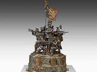 Pierre de soete (1886-1948), "la défense du drapeau", bronze and polychrome bronze on a marble base. height: 58 cm. (22.82 in.), diameter: 31 cm. (12.19 in.) - afbeelding 14 van  19