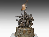 Pierre de soete (1886-1948), "la défense du drapeau", bronze and polychrome bronze on a marble base. height: 58 cm. (22.82 in.), diameter: 31 cm. (12.19 in.) - afbeelding 16 van  19