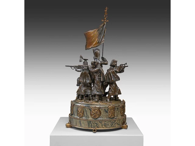 Pierre de soete (1886-1948), "la défense du drapeau", bronze and polychrome bronze on a marble base. height: 58 cm. (22.82 in.), diameter: 31 cm. (12.19 in.) - afbeelding 17 van  19